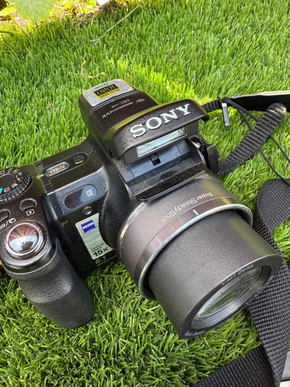 Sony Black Bridge Camera with Carl Zeiss Lens and Branded Strap